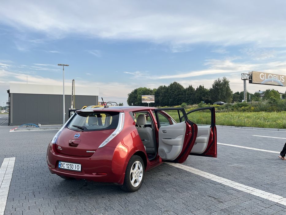 Продаю nissan leaf