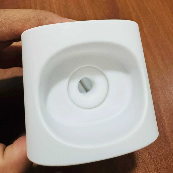 Диспенсер с держателем зубных щёток настенный с пылезащитой