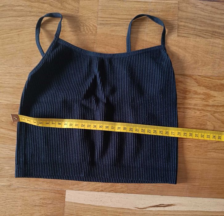 Czarny prążkowany crop top na ramiączkach Stradivarius XS 34