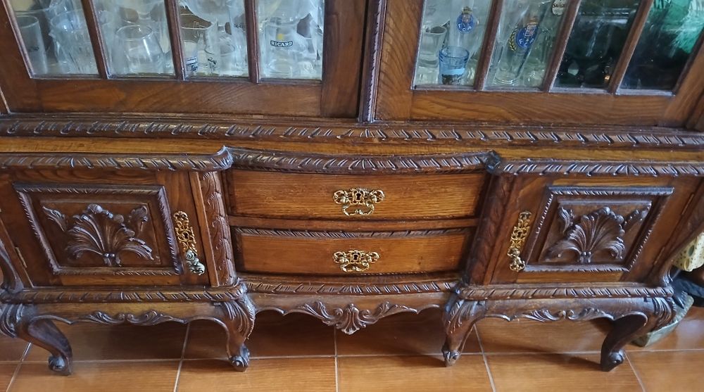 Três móveis de sala antigos