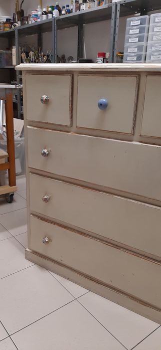 Cómoda madeira com pintura decorativa