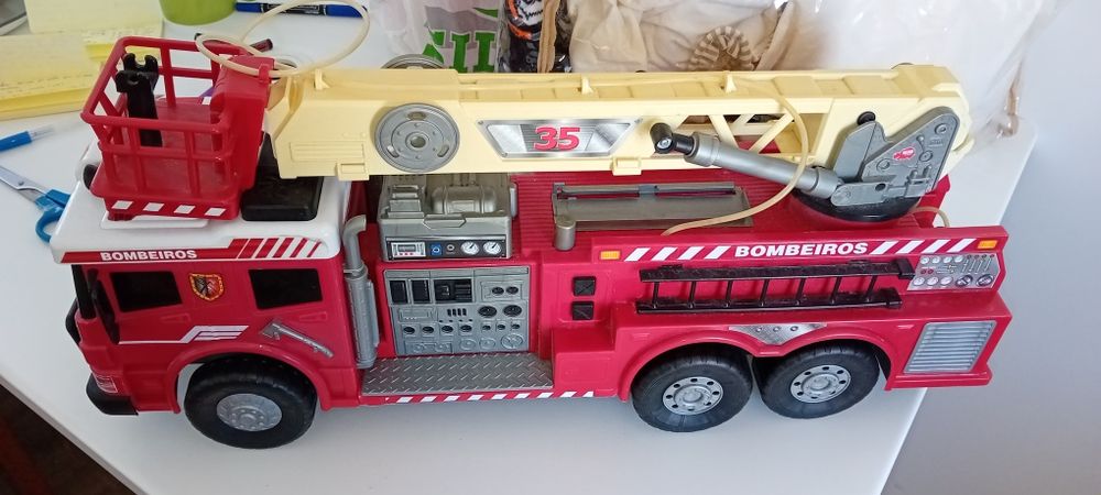 Camião de bombeiros grande com música e com jacto de água