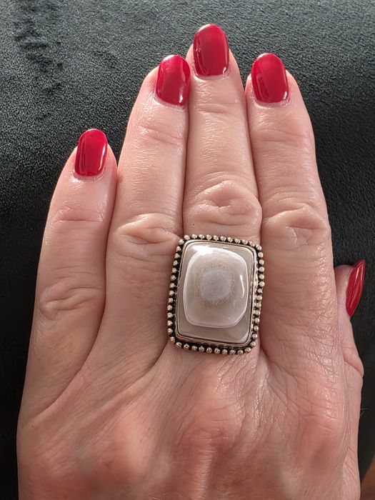 Okazały pierścionek z kamieniem