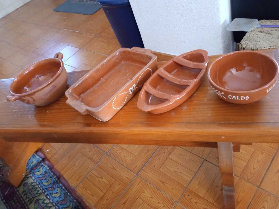 Diversas peças em barro para a cozinha