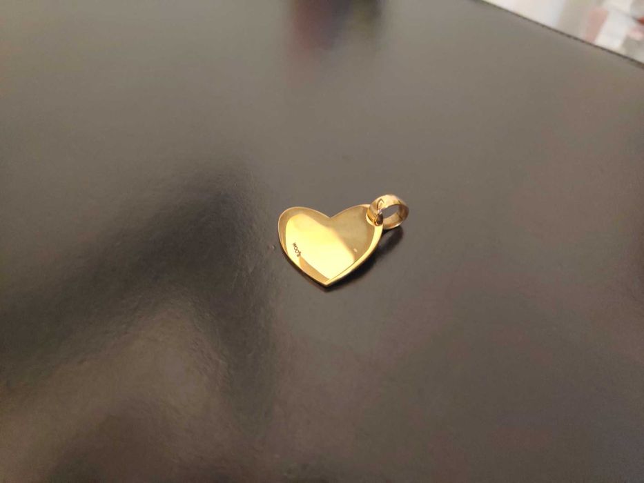 Pendente em forma de coração para colar da marca Woo´s, como novo.