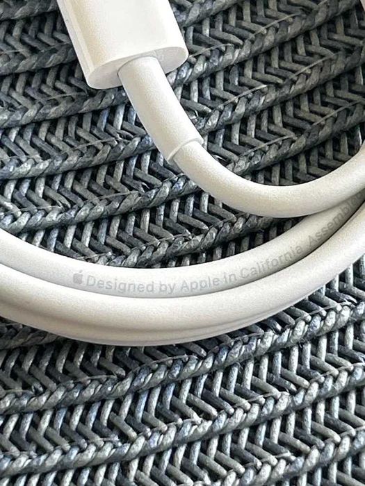 На Iphone кабель зарядный, переходник