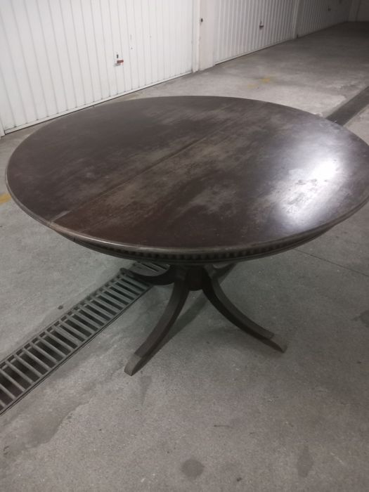 Mesa antiga de madeira maciça