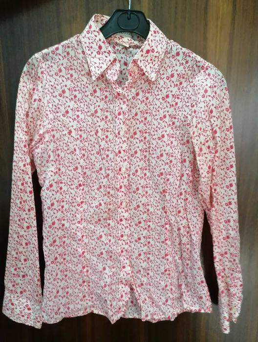 Camisa florida branca e vermelha