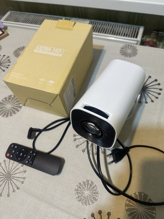 Смарт проектор з WiFi та Bluetooth