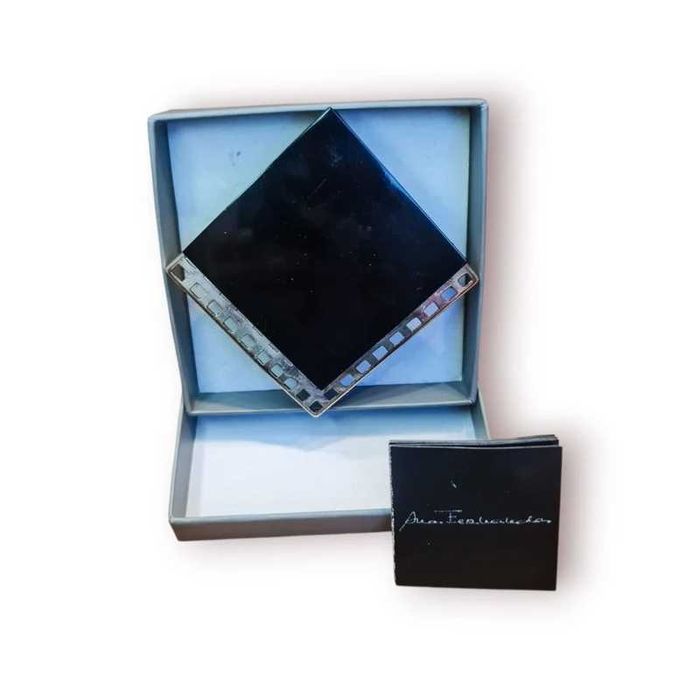 Pregadeira Autor– Ana Fernandes– Metal c/Frente Preta Base Geométrica