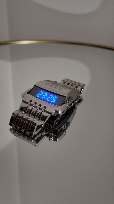 Futurystyczny zegarek męski Blue LED „Predator” Cyberpunk
