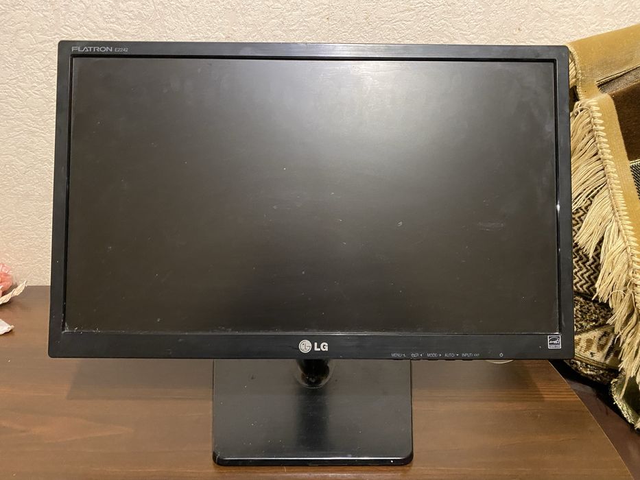 монитор LG Flatron E2242C-BNA.