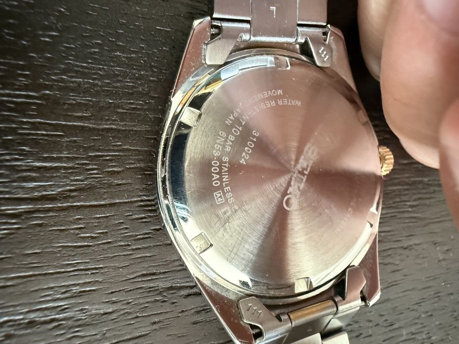 SEIKO – Bicolor, mostrador branco, dia/data