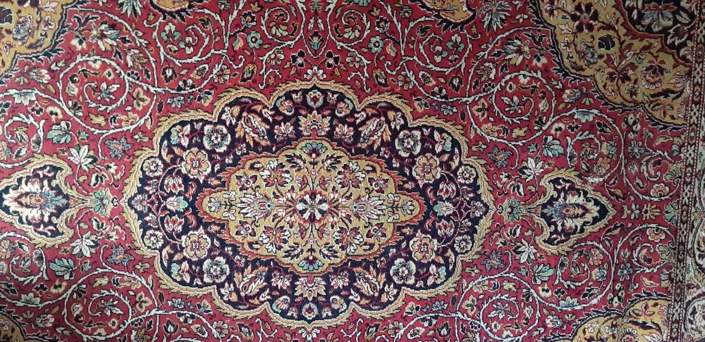 Ковры напольные или настенные.