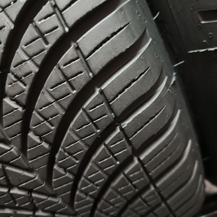 215/60/17 XL Sprzedam parę opon całorocznych Goodyear