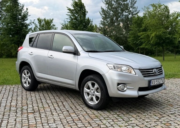 Toyota RAV4 2011 год  2.0 дизель