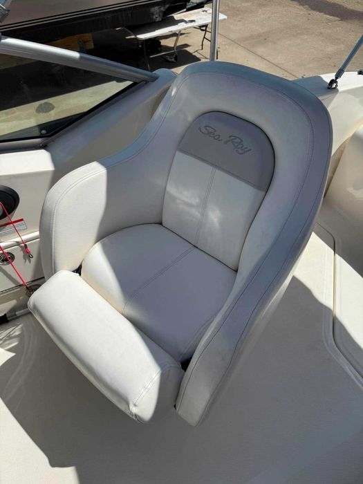 motorówka Sea Ray Sundancer 240 2011 – 190 MTH, FL przyczepa 5.0 Mercruiser