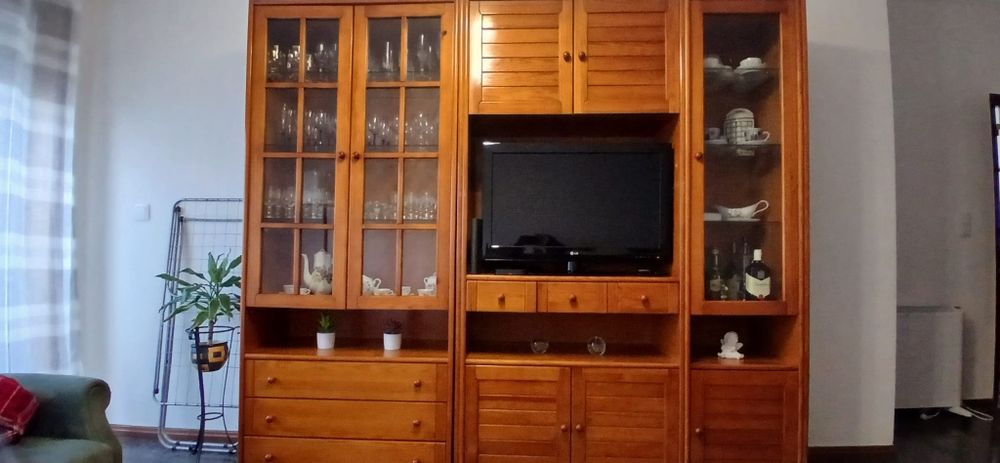 Móvel em madeira composto por 3 módulos