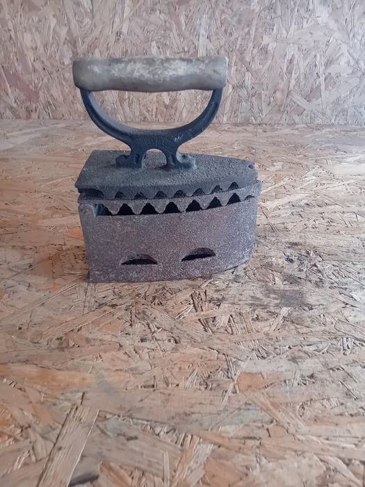 Stare żeliwne żelazko na duszę