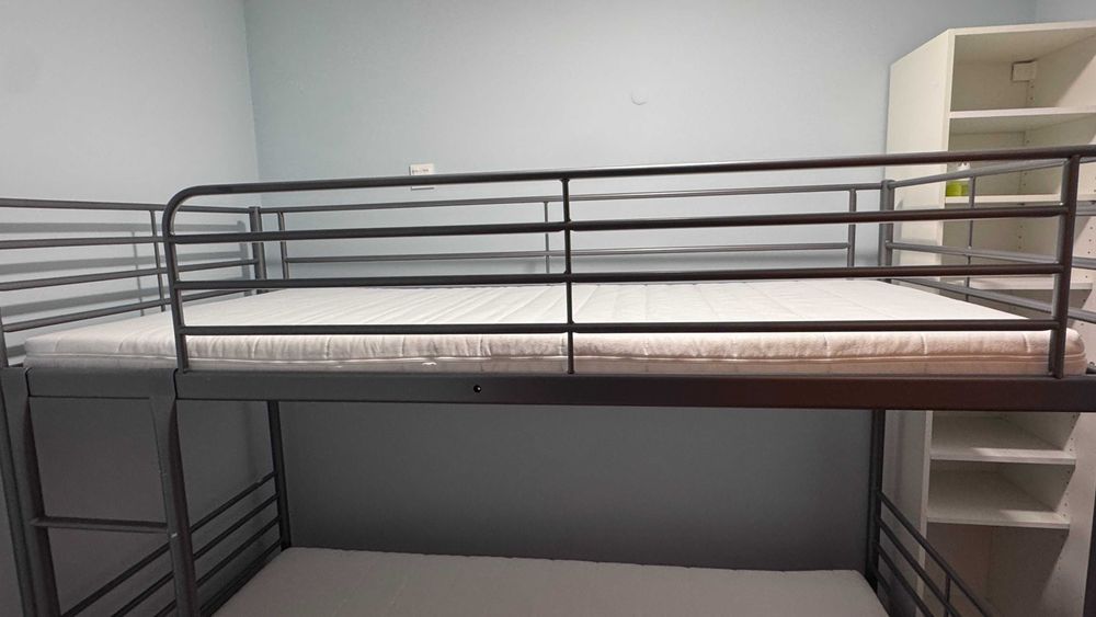 Beliche IKEA em Metal e com colchões (usado)