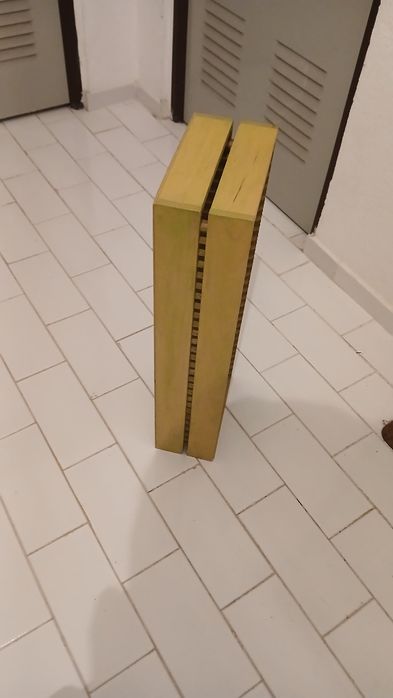 Porta DVD em madeira.