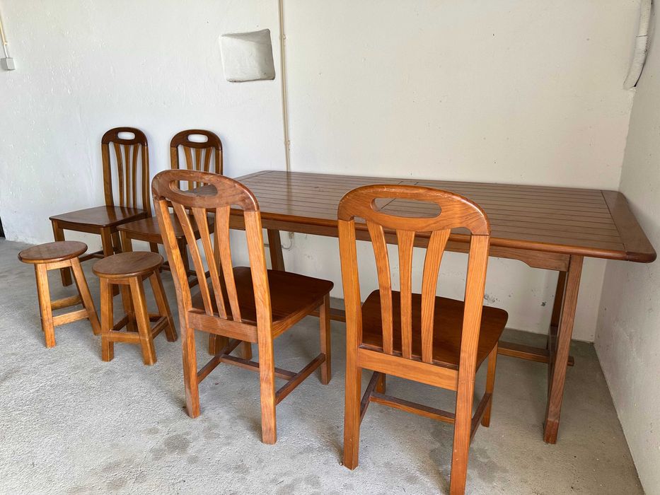 Mesa em madeira maciça com 4 cadeiras e dois bancos