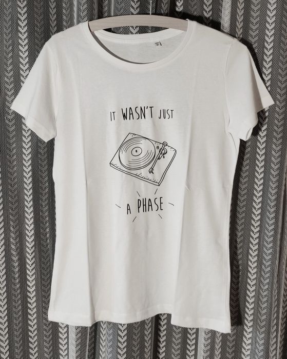 T-shirts "Não Era Apenas Uma Fase" brancas mulher II