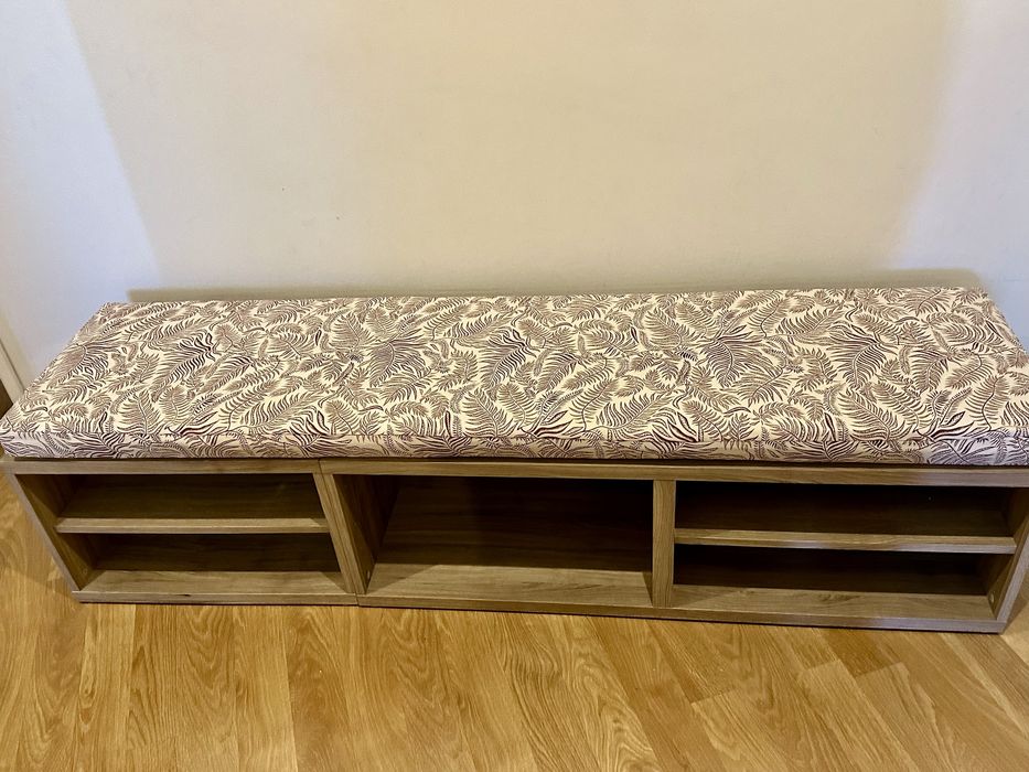 Banqueta Ikea Besta com almofada