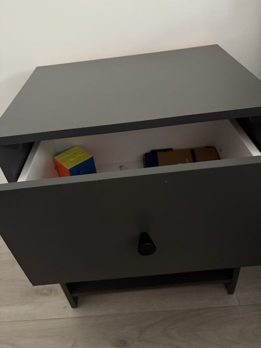 Mesa de cabeceria cimzenta