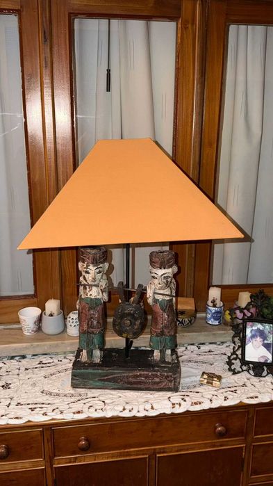 Candeeiro artesanal em madeira esculpida