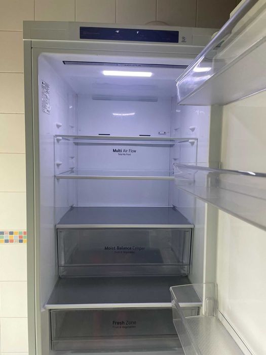 Frigorífico Combinado Usado com 3 anos. Apenas tem um pequeno toque