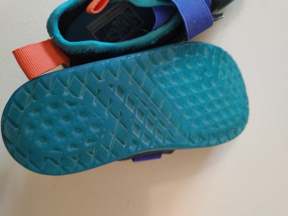 Buty, tenisówki dziecięce zapinane na rzepy.