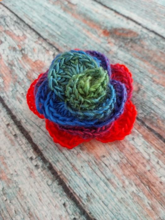 Broszka róża robiona na szydełku