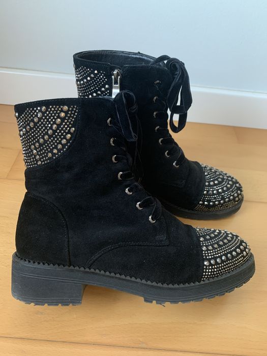 Botins pretos em camurça