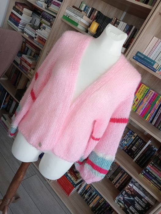 Sweter z bufiastymi rękawami rękodzieło