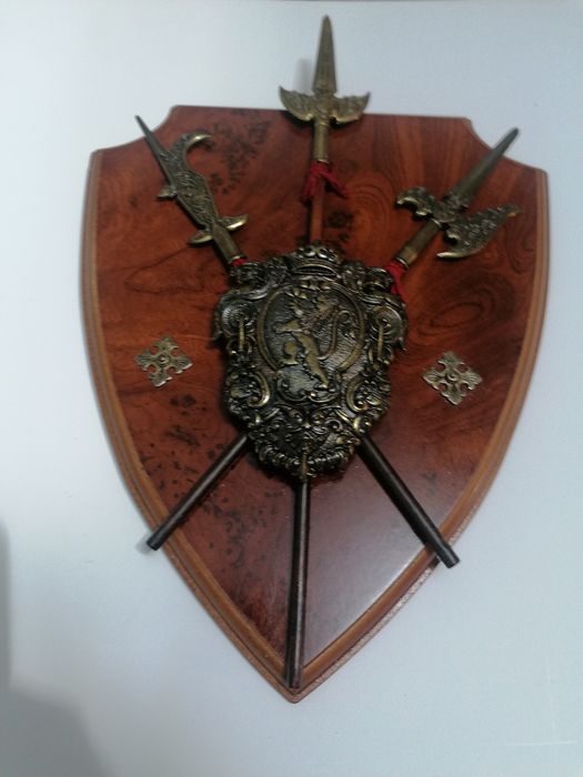 Brasão medieval decorativo.. Como novíssimo.. 0,20x0,35 +-