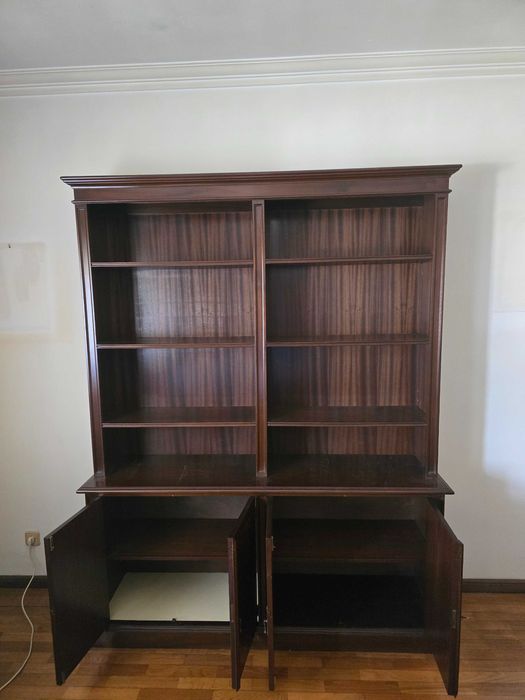 Estante com armários em madeira