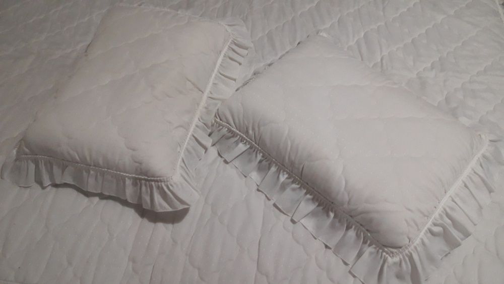 White bedspread with ruffles64739326282498121