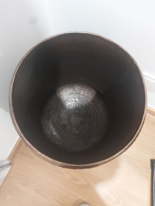 Porta guarda-chuvas de fio de cobre martelado