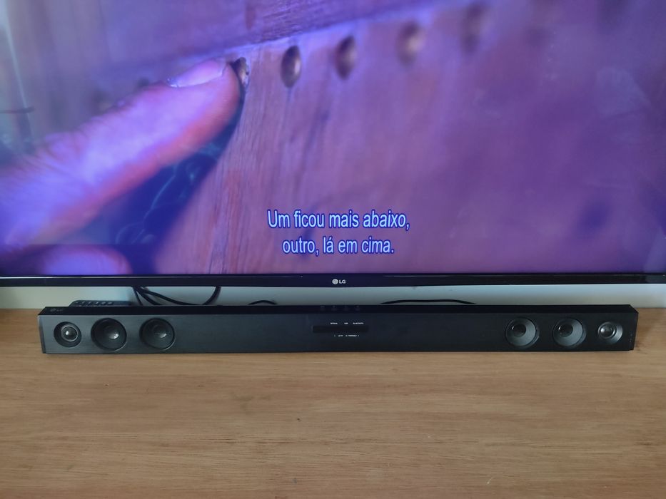 Coluna de som com LG SJ 3
