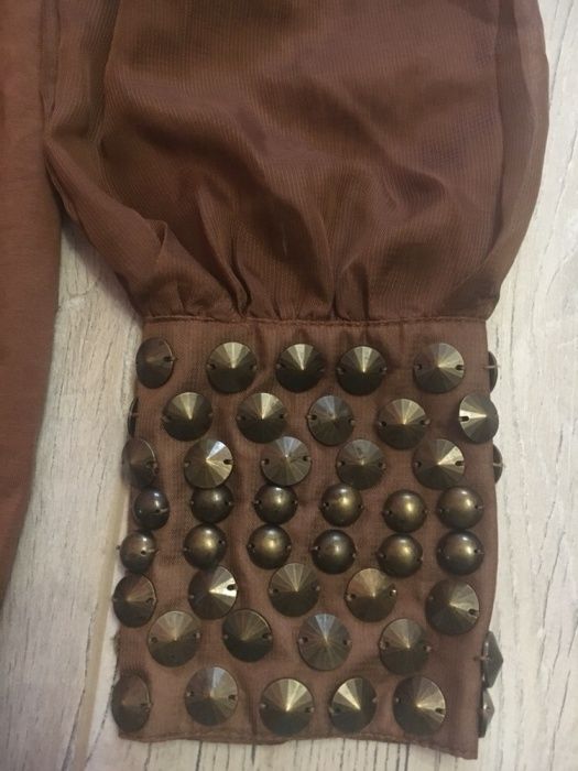 Piękna brązowa sukienka rękaw mgiełka dżety