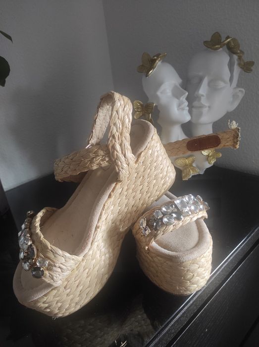 Sandálias 37 com brilhantes