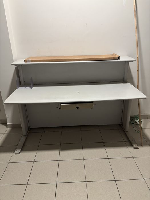 Expositor para revistas e jornais e secretaria