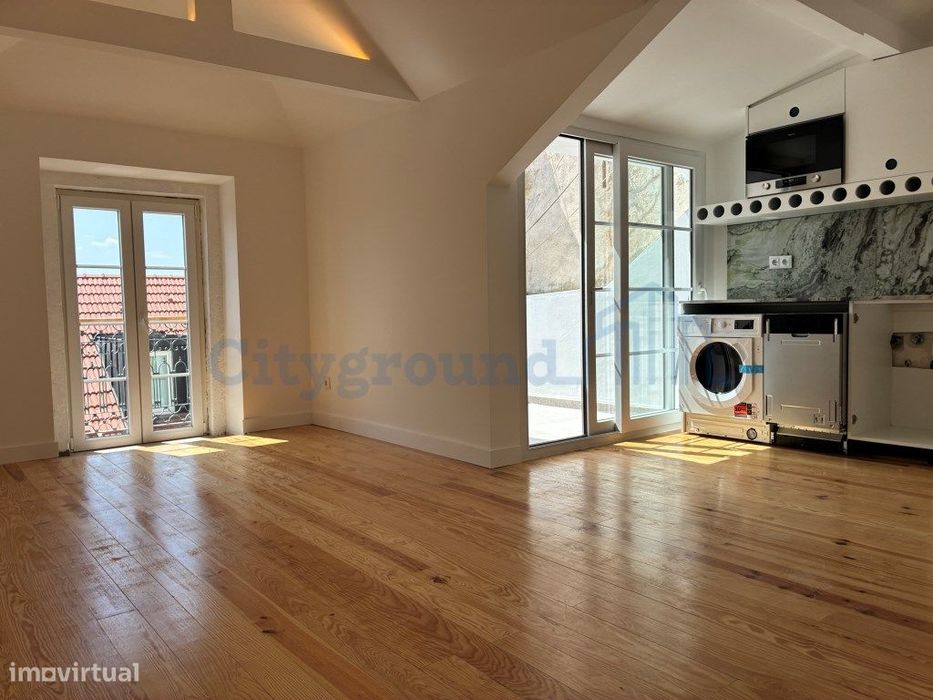Refurbished 2-Bedroom Apartment with Terrace and View of the Tagus River in Santa Ap...