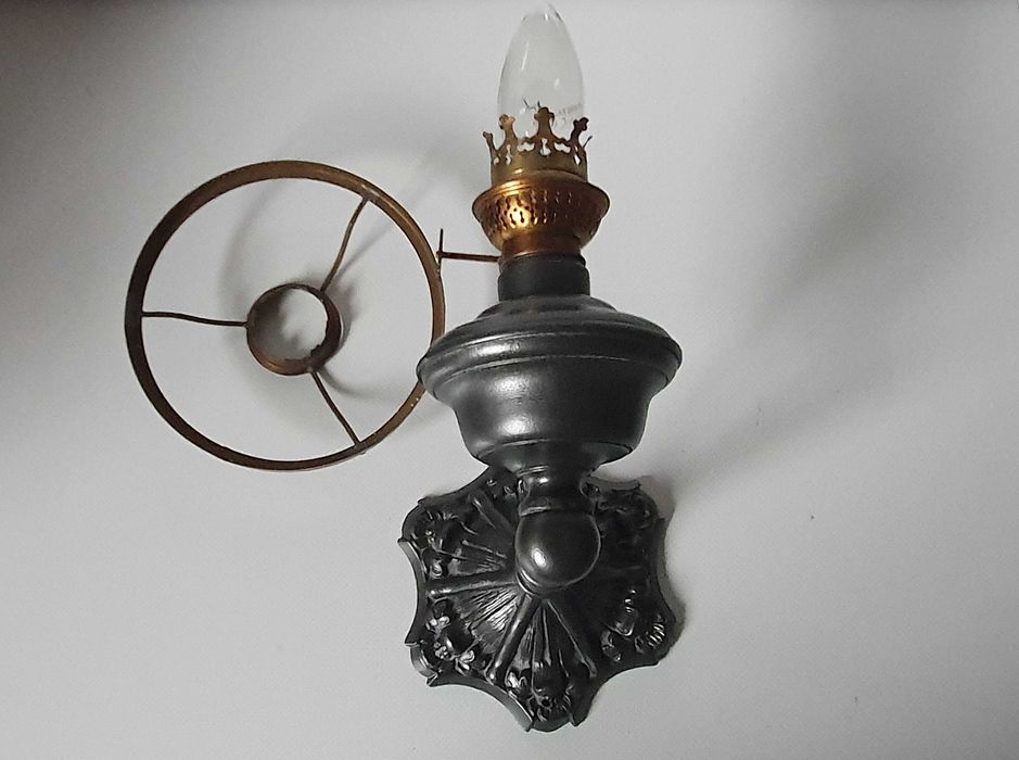 Candeeiro Aplique de parede em estanho e vidro opalino, 46cm, anos 50