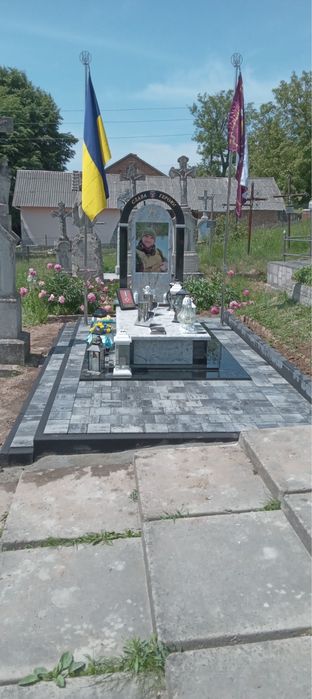 Укладання бруківки на цвинтарі