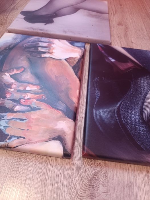 Trzy obrazy na ramie drewnianej