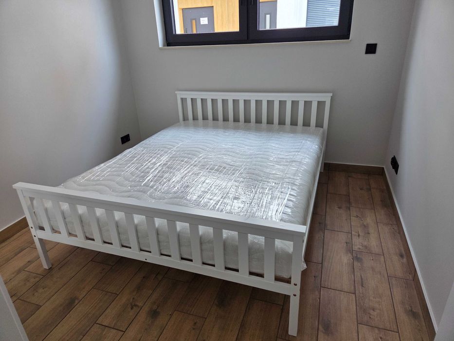 Sprzedam łóżko sypialniane z materacem oraz szafę