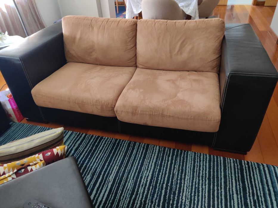 Sofas em pele com duas almofadas
