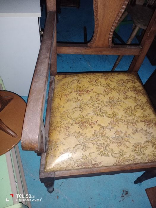 Cadeira de braços muito antiga (centenária)
